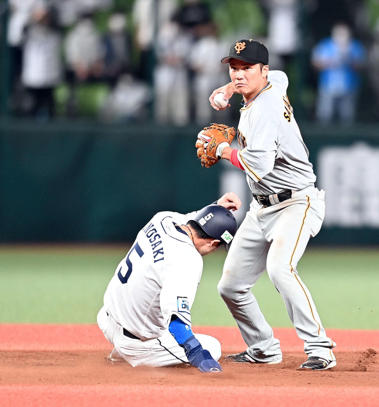 西武対巨人　7回裏西武1死一塁、滝沢の捕ゴロで二塁のカバーに入る坂本（撮影・たえ見朱実）