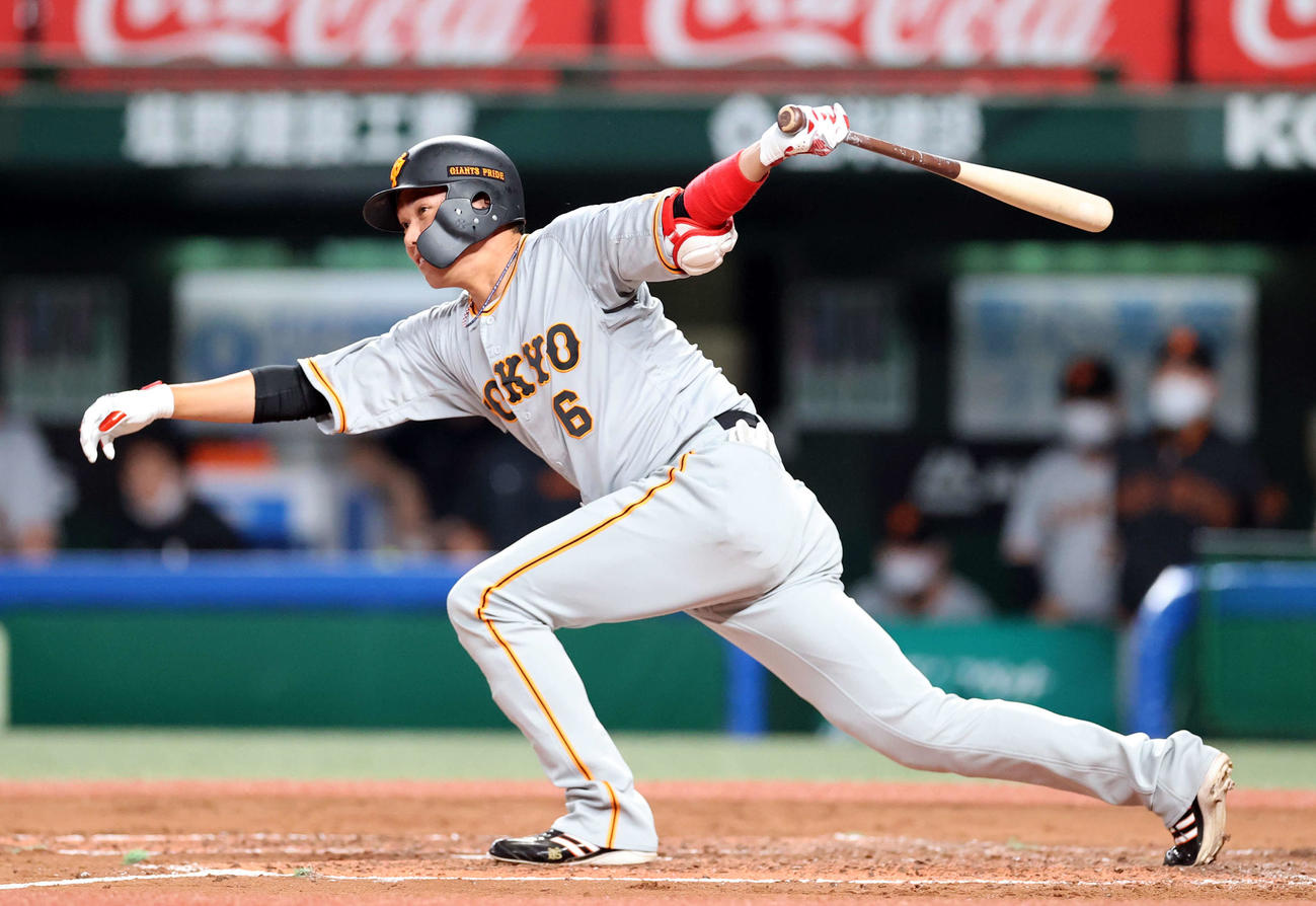 西武対巨人　3回表巨人2死一、二塁、坂本は左先制適時打を放つ（撮影・浅見桂子）