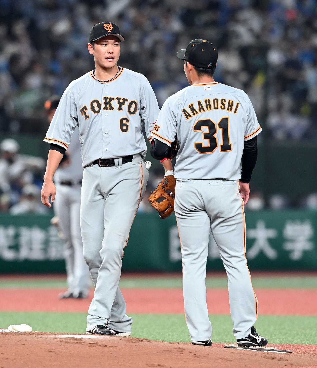 西武対巨人　2回裏西武2死一塁、オグレディに四球を与えた巨人の先発赤星に声をかける坂本（撮影・たえ見朱実）