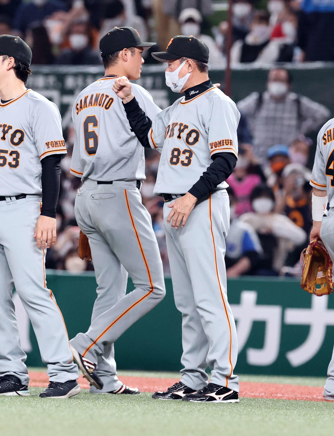 西武対巨人　連敗ストップで坂本（奥）らをグータッチで迎える原監督（撮影・浅見桂子）