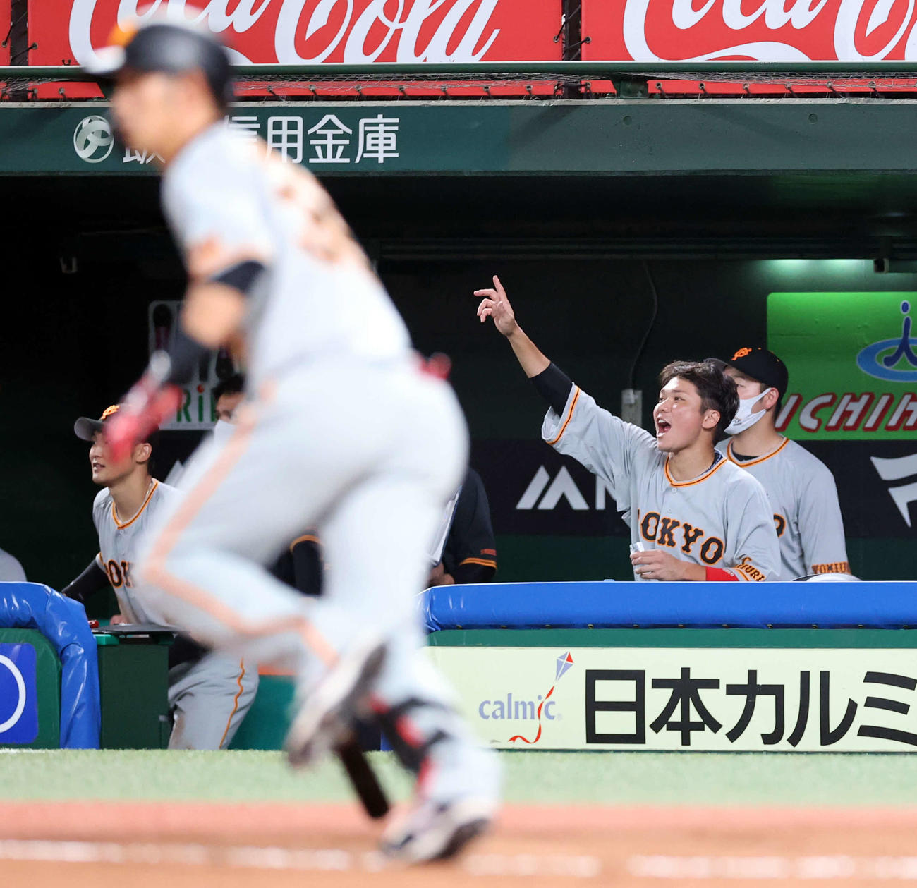 西武対巨人　7回表巨人2死一、三塁、立岡（手前）が適時打を放ち、ベンチで指を突き上げ喜ぶ坂本（撮影・浅見桂子）