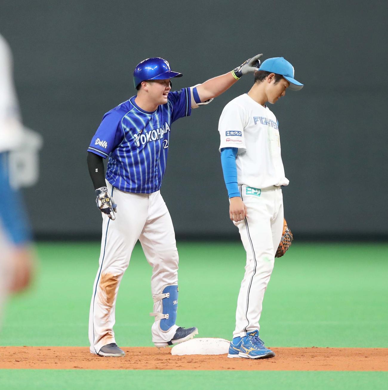 日本ハム対DeNA 8回表DeNA無死二塁、中前適時打を放ちポーズをとる牧（撮影・黒川智章）