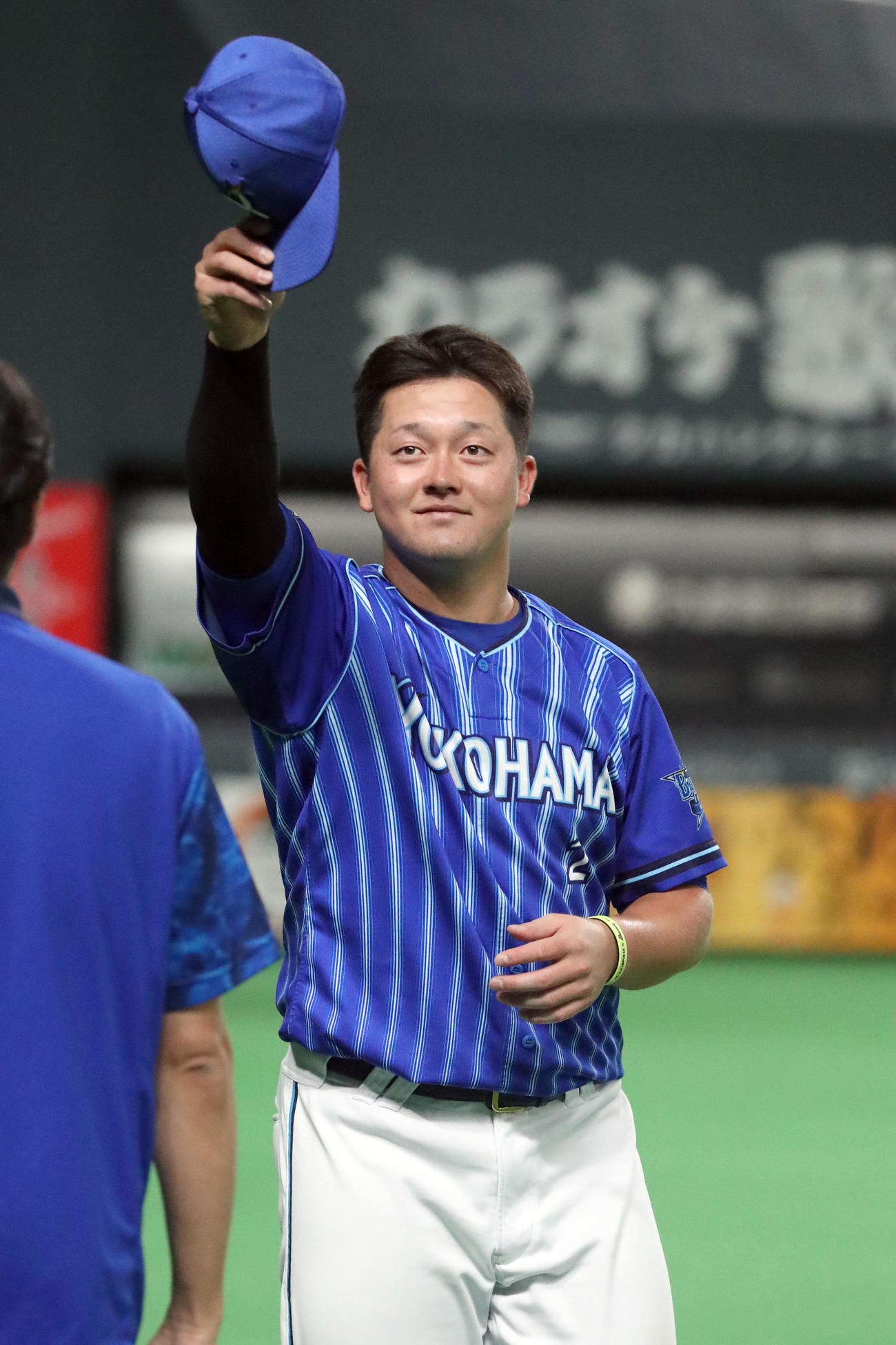 日本ハム対DeNA　試合終了後、スタンド応援席に向かって手を振りながら引き揚げるDeNA牧（撮影・佐藤翔太）