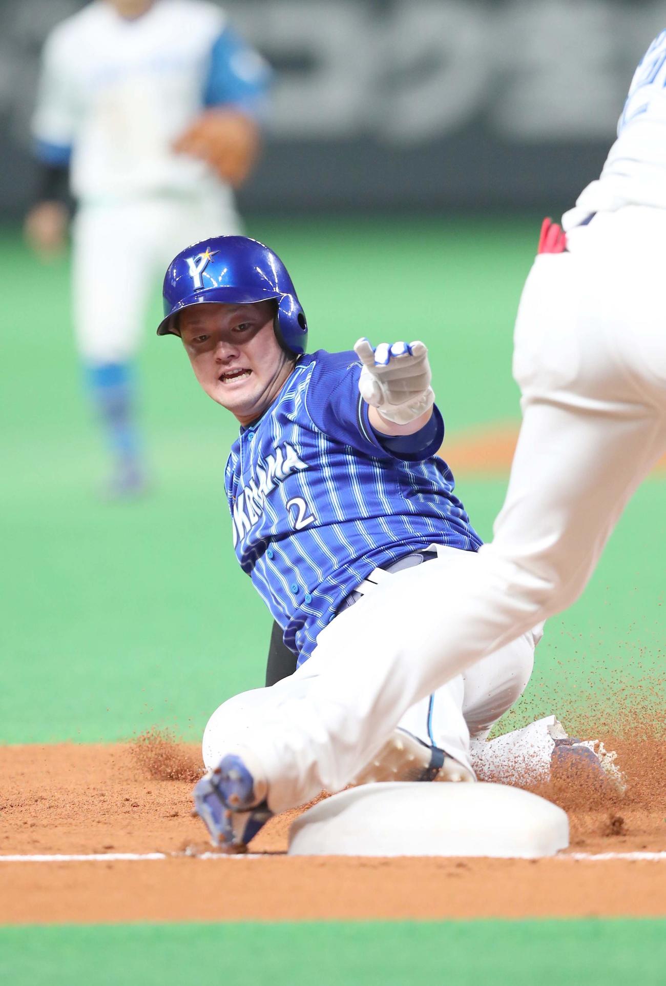 日本ハム対DeNA 8回表DeNA無死二塁、暴投で三塁に進塁する牧（撮影・黒川智章）