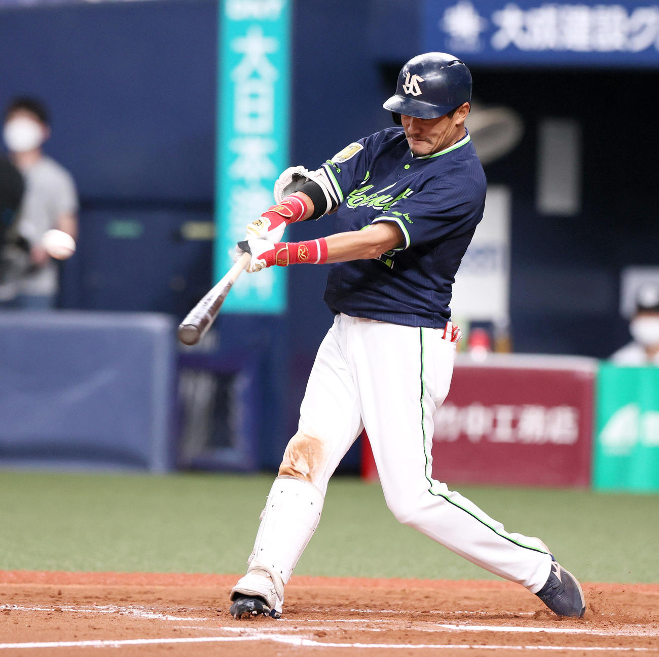 オリックス対ヤクルト　4回表ヤクルト2死、坂口は右へ二塁打を放つ（撮影・上山淳一）