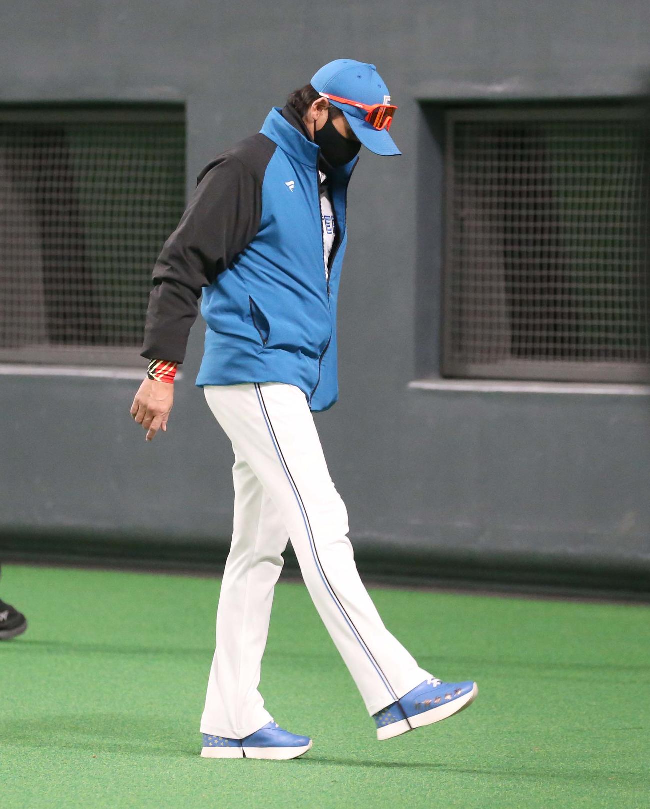 日本ハム対DeNA　投手交代を告げベンチに戻る新庄監督（撮影・黒川智章）