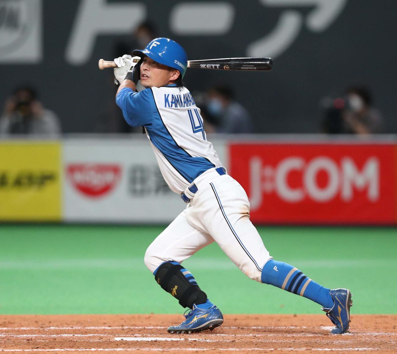 日本ハム対DeNA 5回裏日本ハム2死、左翼線に二塁打を放つ上川畑（撮影・黒川智章）
