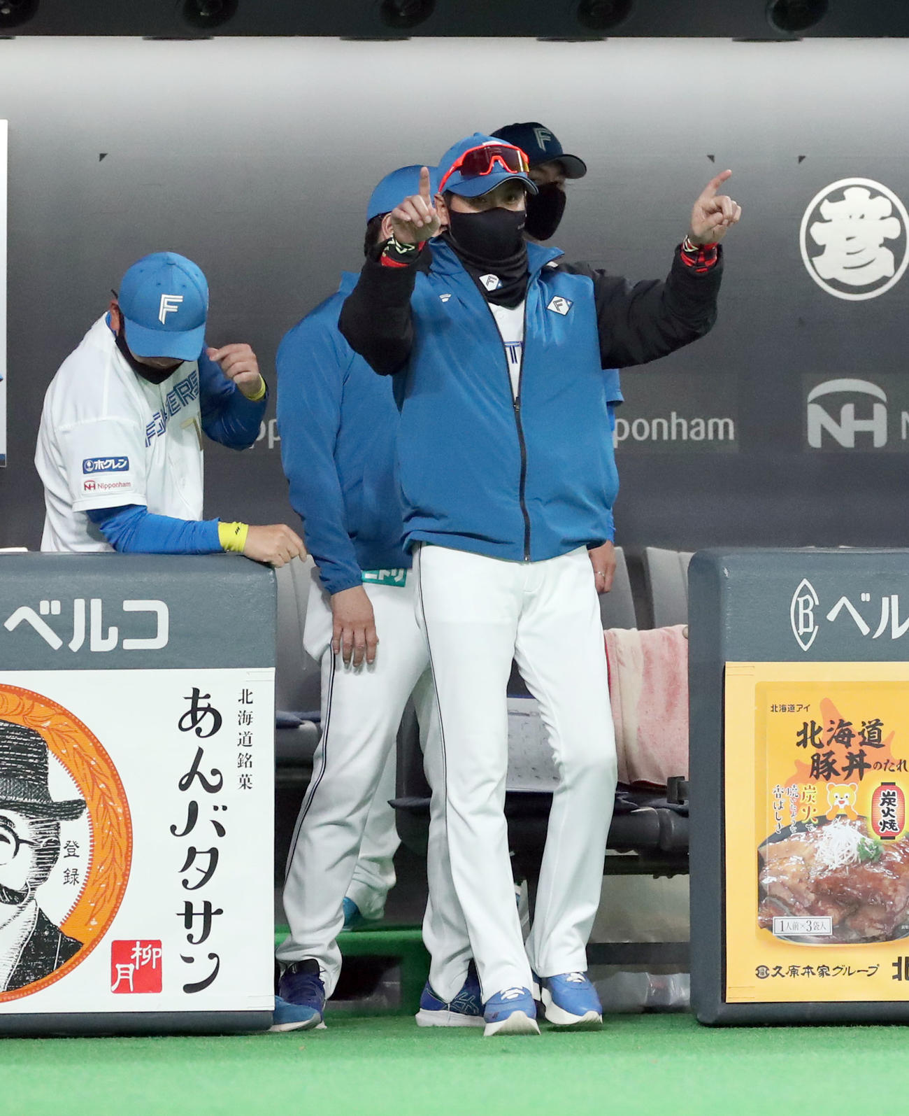 日本ハム対DeNA 7回表DeNA1死一塁、森の盗塁の判定にリプレー検証を要求する新庄監督（撮影・佐藤翔太）