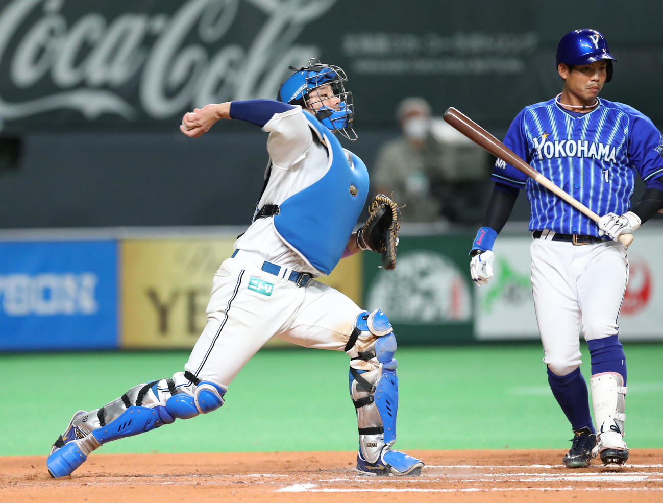 日本ハム対DeNA 7回表DeNA1死一塁、森の盗塁を阻止する宇佐見（撮影・佐藤翔太）