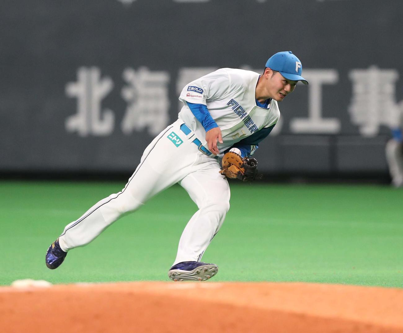 日本ハム対DeNA 7回表DeNA無死、森の打球をはじく清宮（撮影・黒川智章）