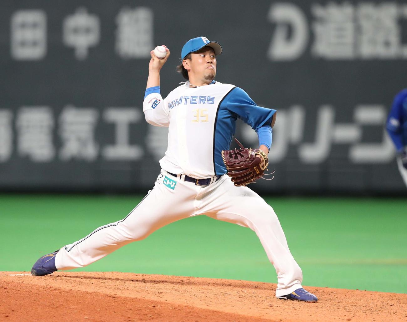 日本ハム対DeNA 8回途中登板の西村（撮影・黒川智章）