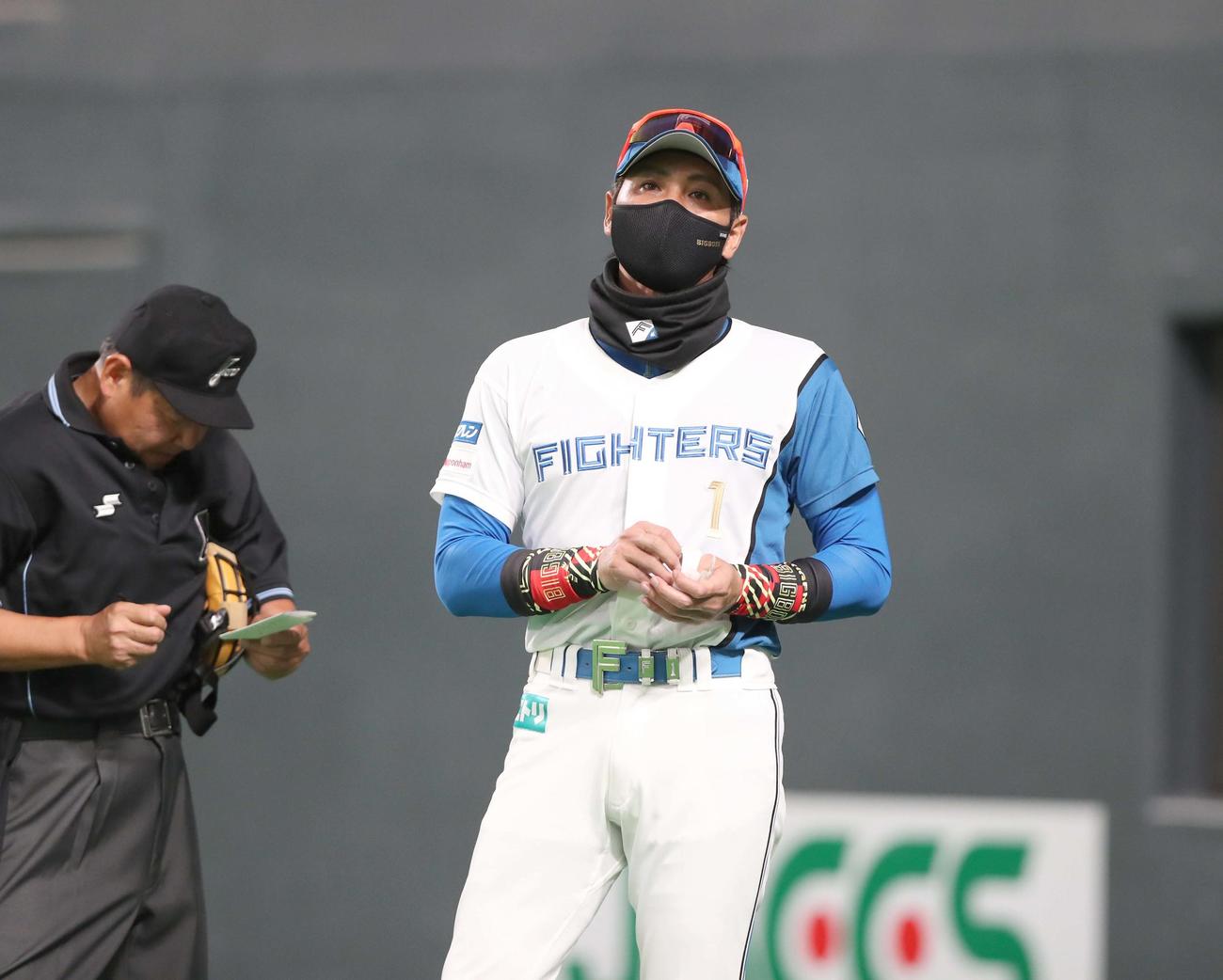 日本ハム対DeNA　投手交代を告げる新庄監督（撮影・黒川智章）