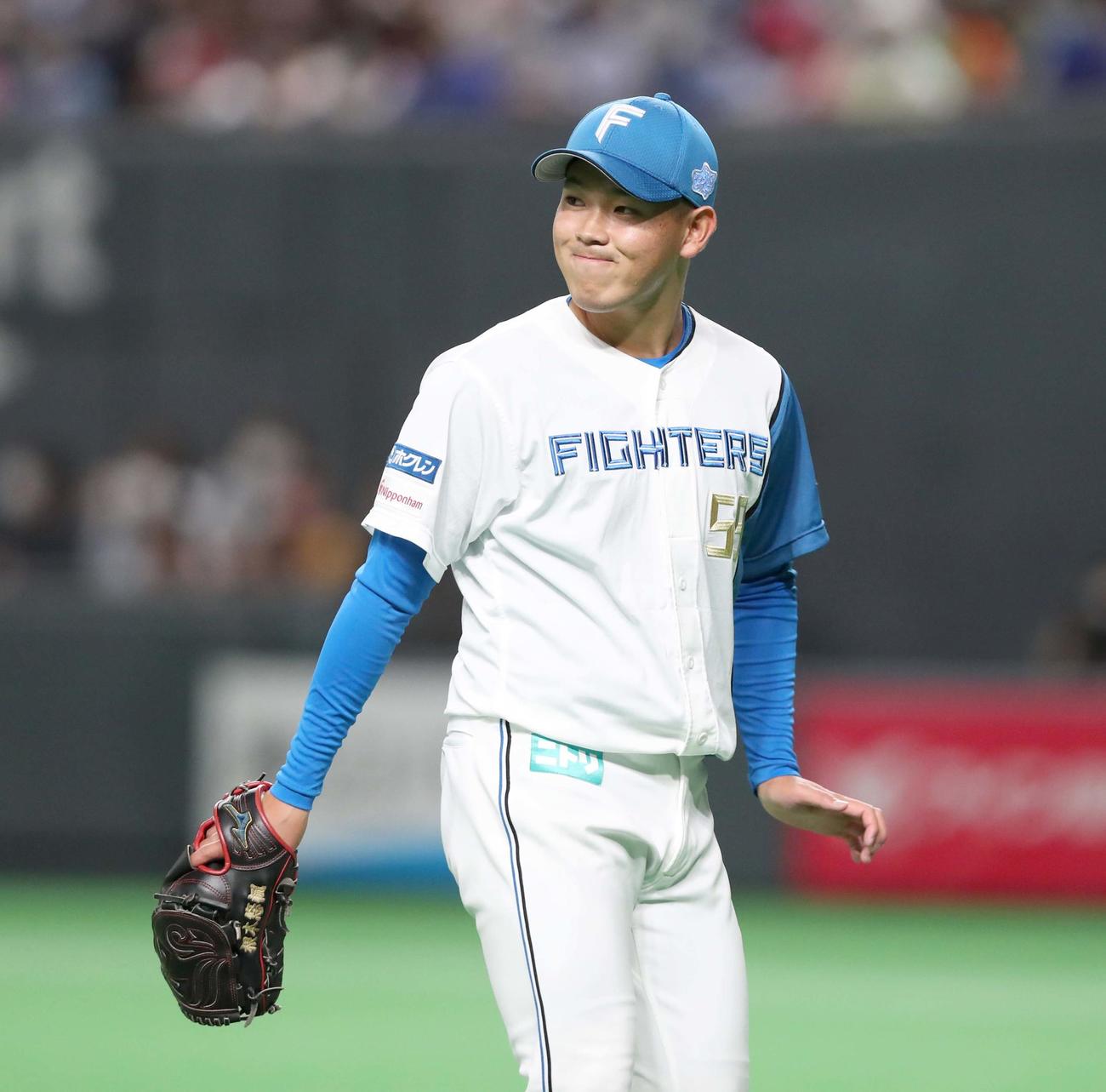 日本ハム対DeNA 4回表、失点し渋い表情の根本（撮影・黒川智章）