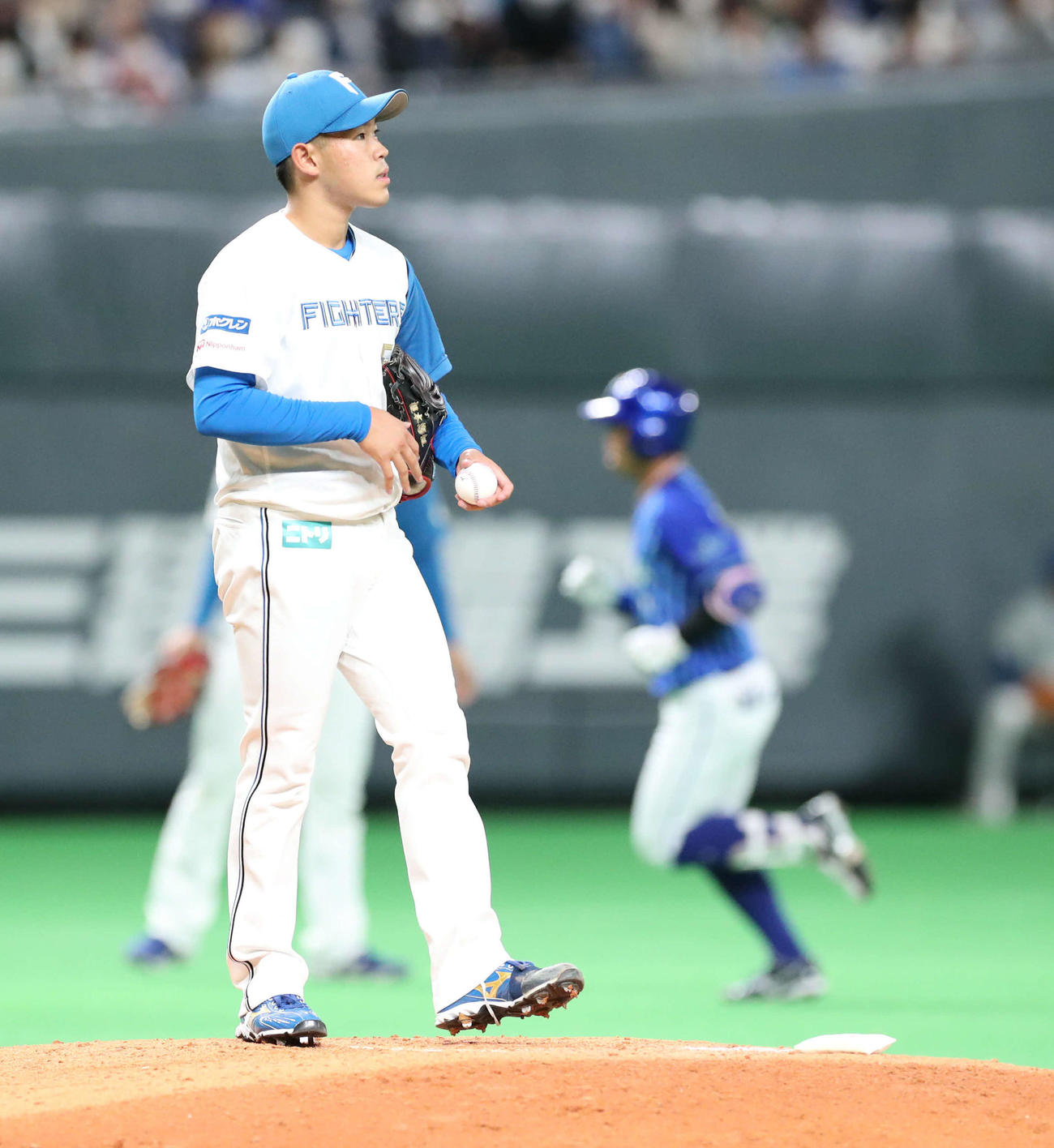 日本ハム対DeNA 5回表DeNA1死、桑原に同点となる左越え本塁打を浴びる根本（撮影・佐藤翔太）