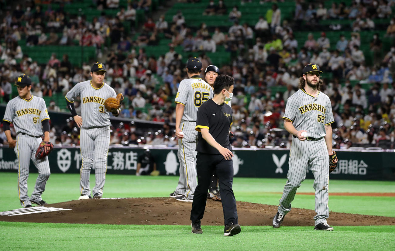 ソフトバンク対阪神　4回裏ソフトバンク2死一塁、ウィルカーソンは打者柳田を迎えたところで降板（撮影・加藤哉）