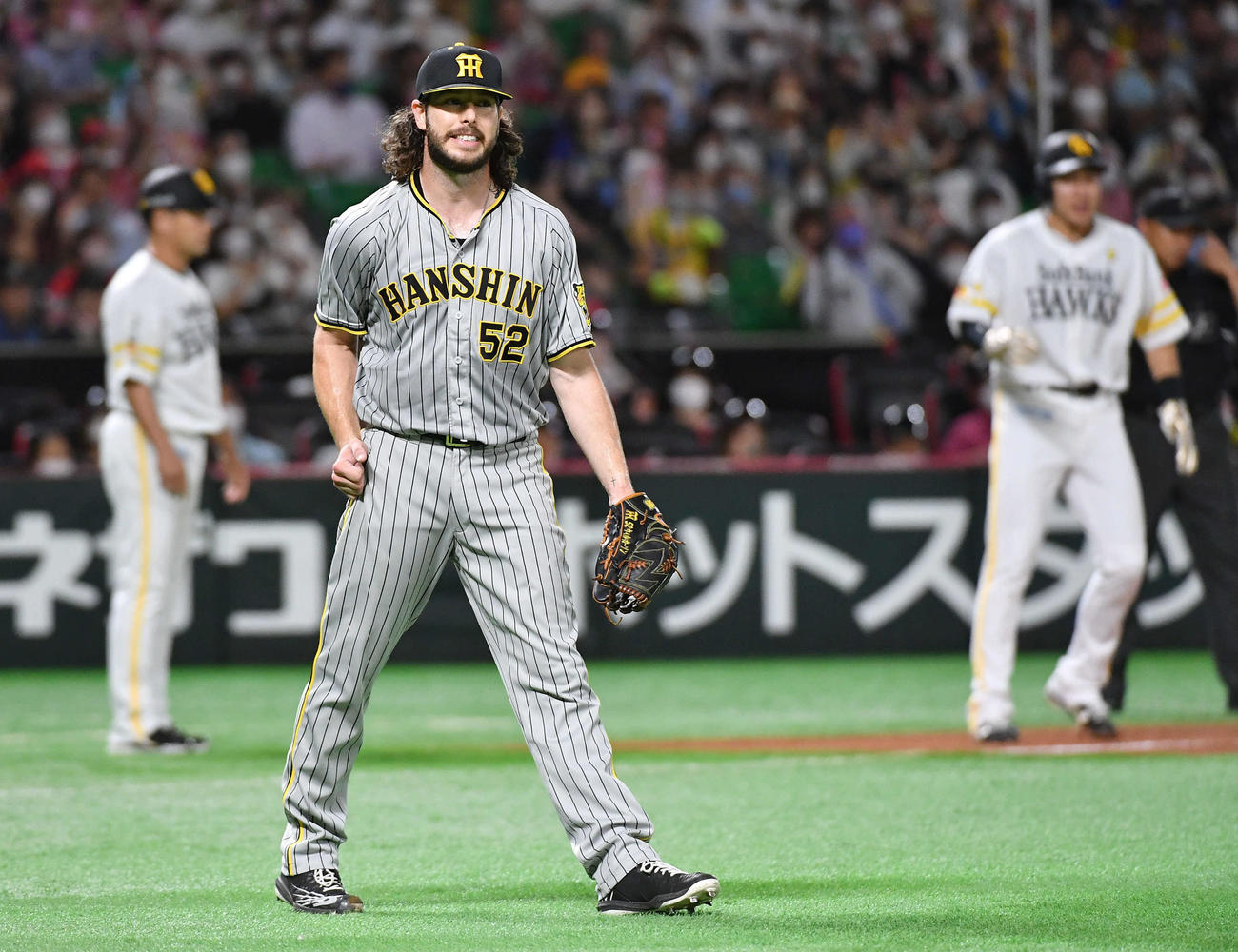 ソフトバンク対阪神　1回裏ソフトバンク1死満塁、中村晃の三ゴロ併殺崩れの間に先制点を奪われ、悔しそうに右足をたたくウィルカーソン（撮影・岩下翔太）