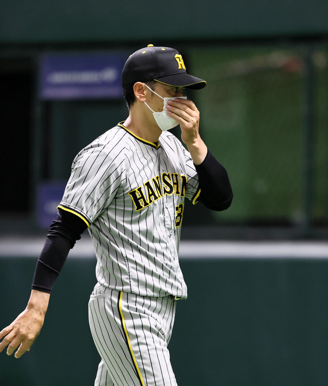 ソフトバンク対阪神　5回裏、選手交代を告げる矢野監督（撮影・加藤哉）