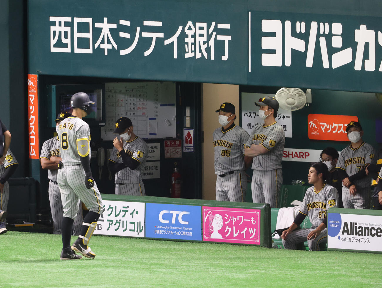ソフトバンク対阪神　9回表阪神1死一塁、佐藤輝明は左飛に終わる、がっくりの矢野燿大監督（撮影・梅根麻紀）