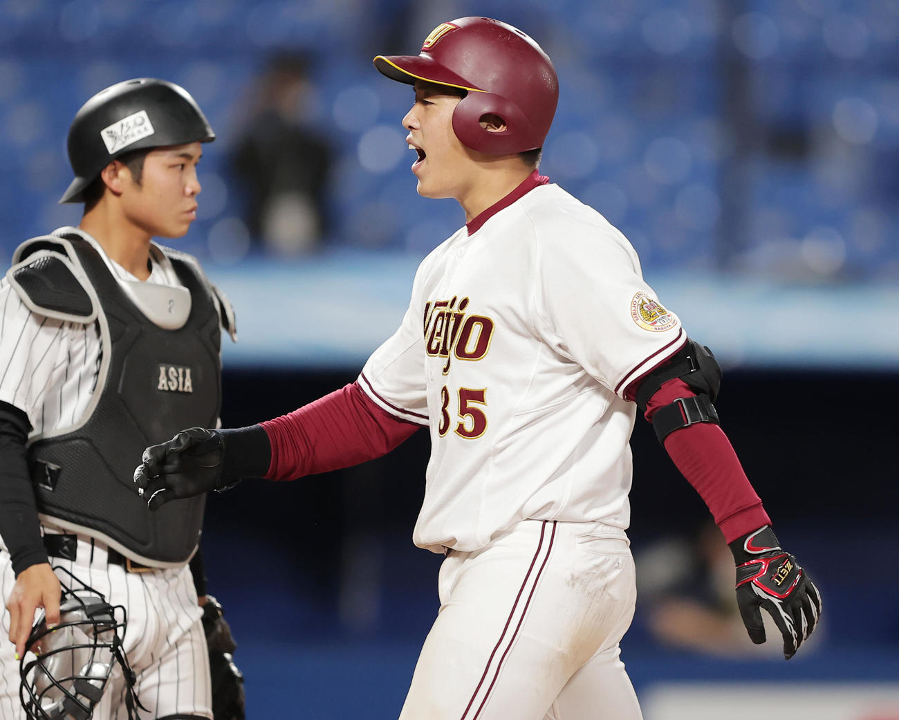 名城大対亜大　8回表名城大2死、中越え本塁打を放ち喜ぶ野口（撮影・野上伸悟）