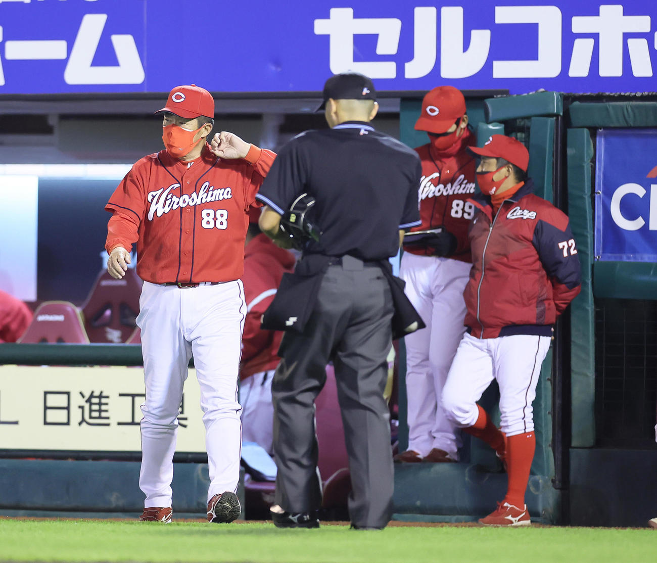 楽天対広島　選手交代を告げ浮かない表情を見せる広島佐々岡監督（撮影・足立雅史）