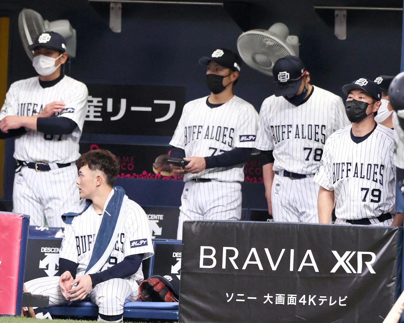 オリックス対ヤクルト　5回裏オリックス1死三塁、宗の一ゴロで三走佐野皓が飛び出し三本間に挟まれ走塁死となり下を向くオリックス中嶋監督（左から4人目）（撮影・上山淳一）