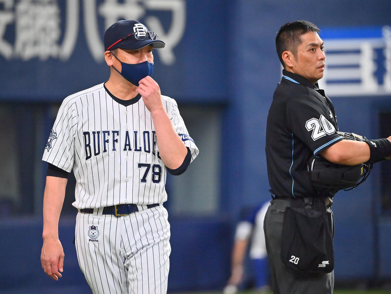 オリックス対ヤクルト　9回表を前に白井球審（右）に交代を告げるオリックス中嶋監督（撮影・和賀正仁）
