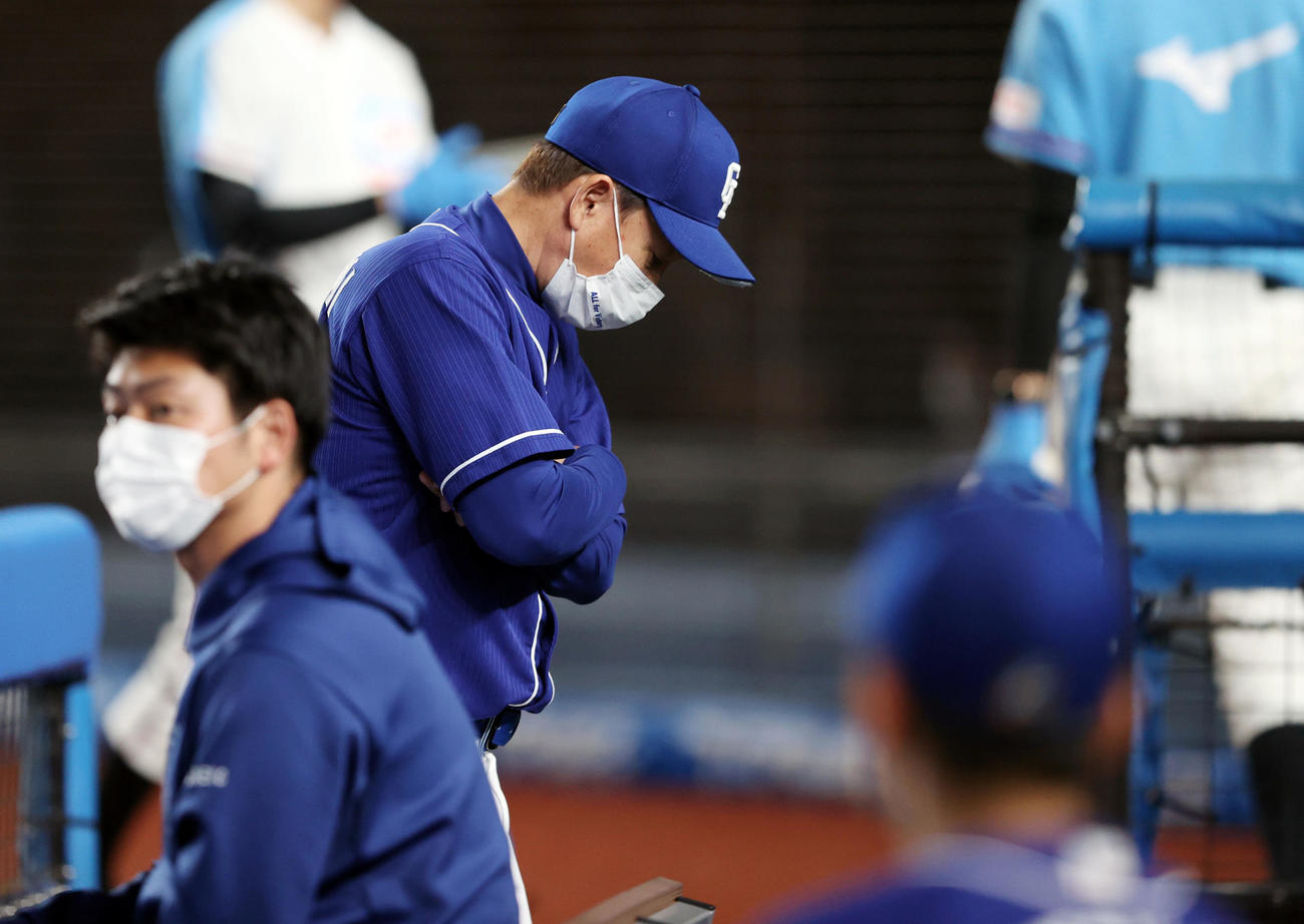 ロッテ対中日　8回表を終え、選手の交代を告げ、うつむきながらベンチに戻る立浪監督（撮影・狩俣裕三）
