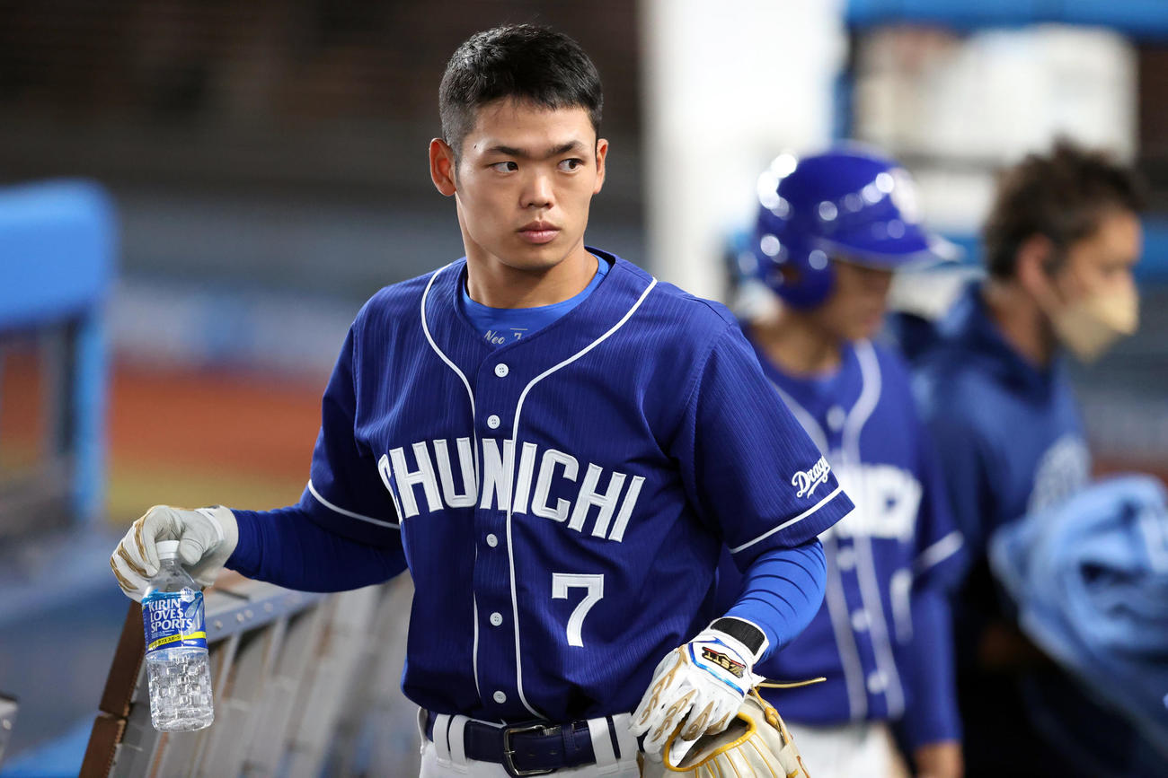 ロッテ対中日　試合後、ベンチから引き揚げる中日根尾（撮影・狩俣裕三）