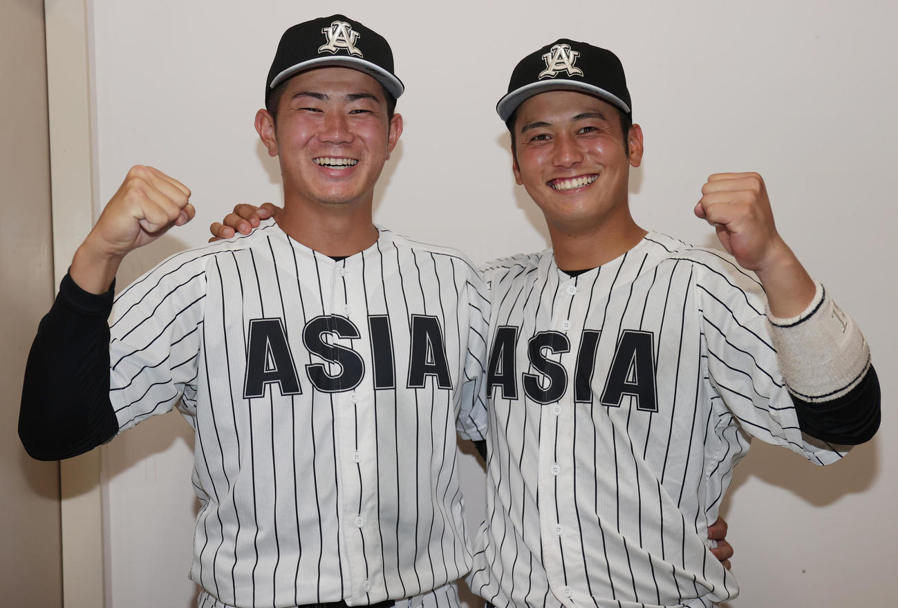 名城大対亜大　準決勝進出を決め笑顔でガッツポーズの亜大・青山（左）と山下（撮影・野上伸悟）