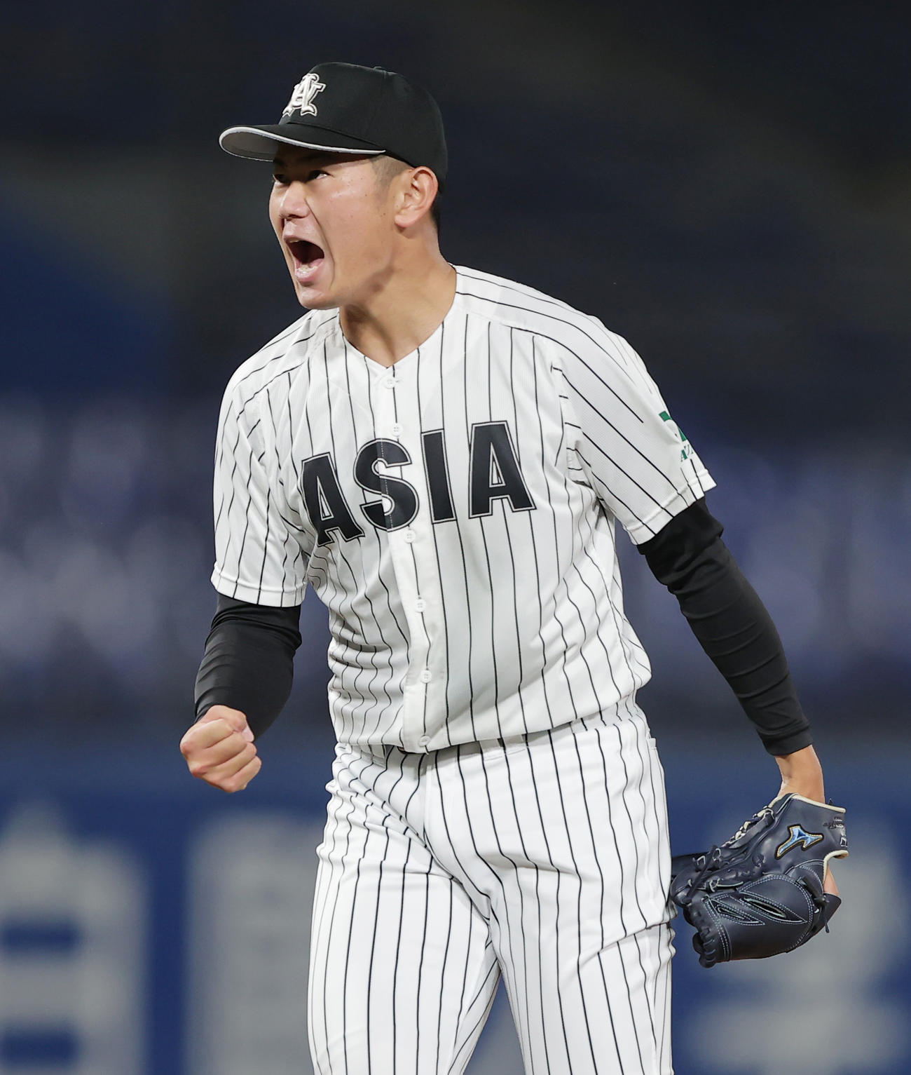 名城大対亜大　準決勝進出を決めガッツポーズで喜ぶ亜大・青山（撮影・野上伸悟）