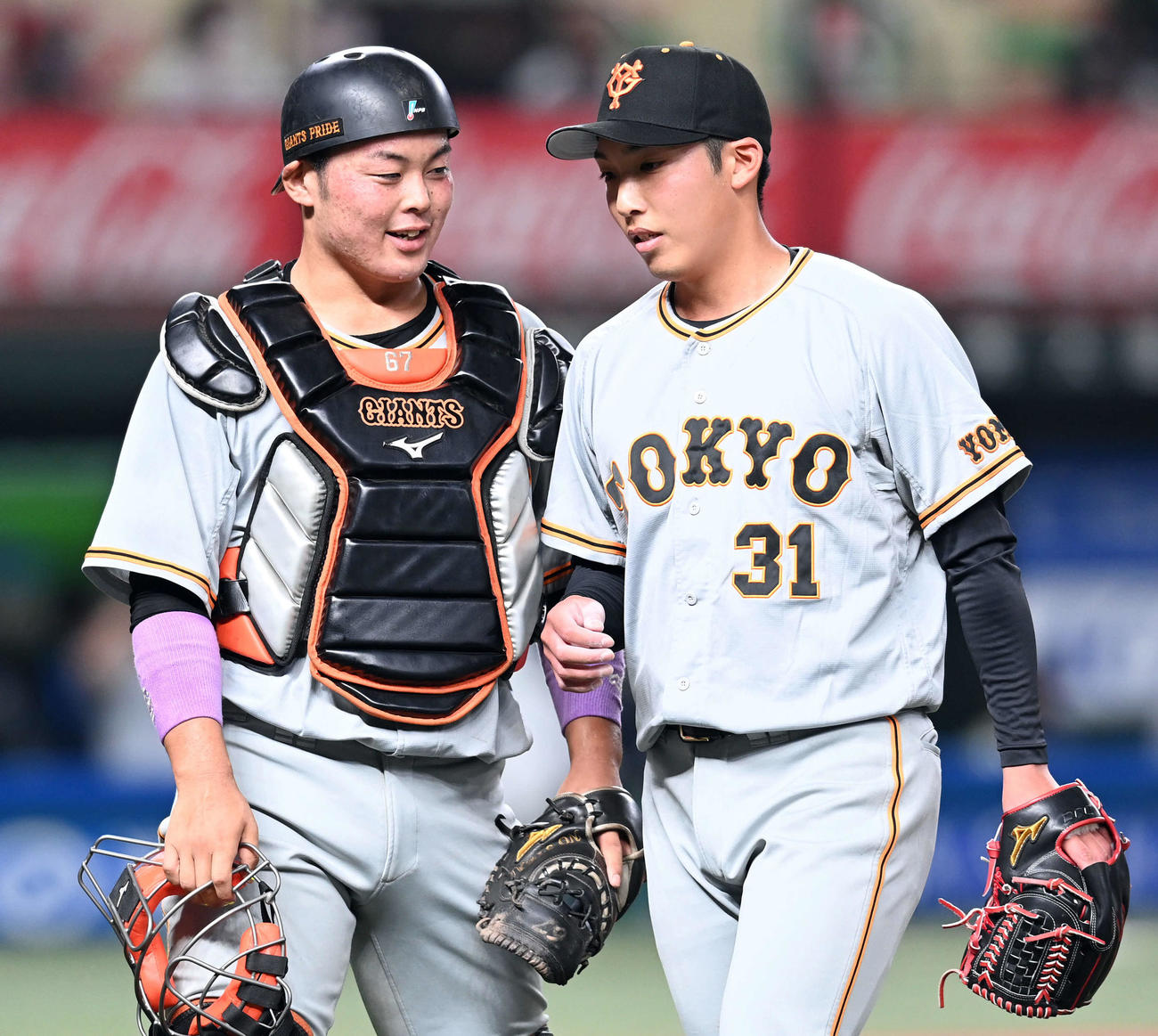 西武対巨人　5回を投げ。2安打1失点と好投した巨人赤星（右）と山瀬のバッテリー（撮影・たえ見朱実）