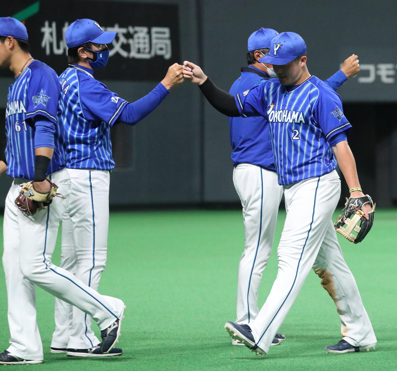 日本ハム対DeNA　試合終了後、グータッチを交わすDeNA三浦監督（左）と牧（撮影・佐藤翔太）