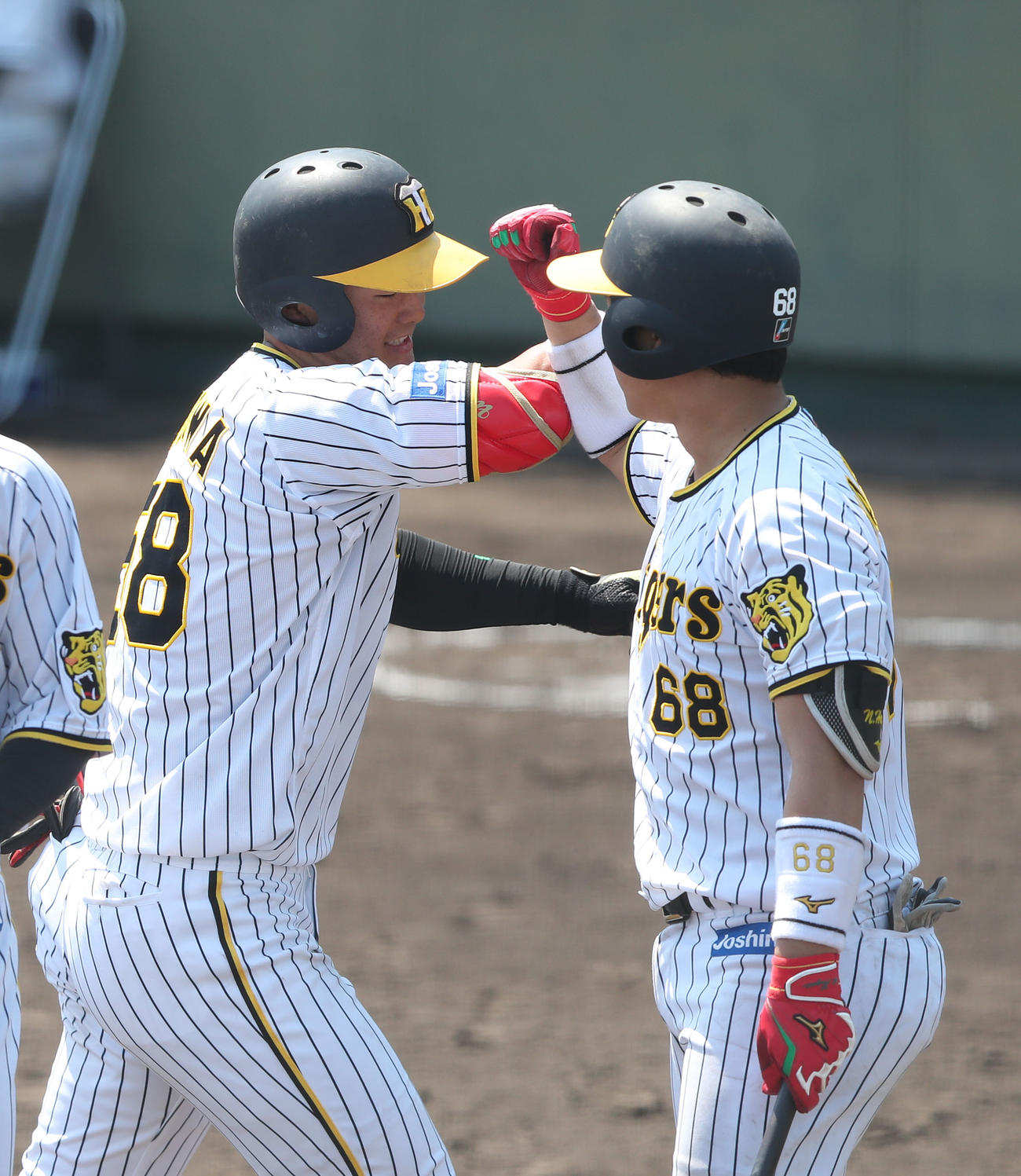 ウエスタン・リーグ阪神対オリックス　4回裏阪神1死一塁、前川（左）は左越え2点本塁打を放ち中川と肘タッチを交わす（撮影・白石智彦）