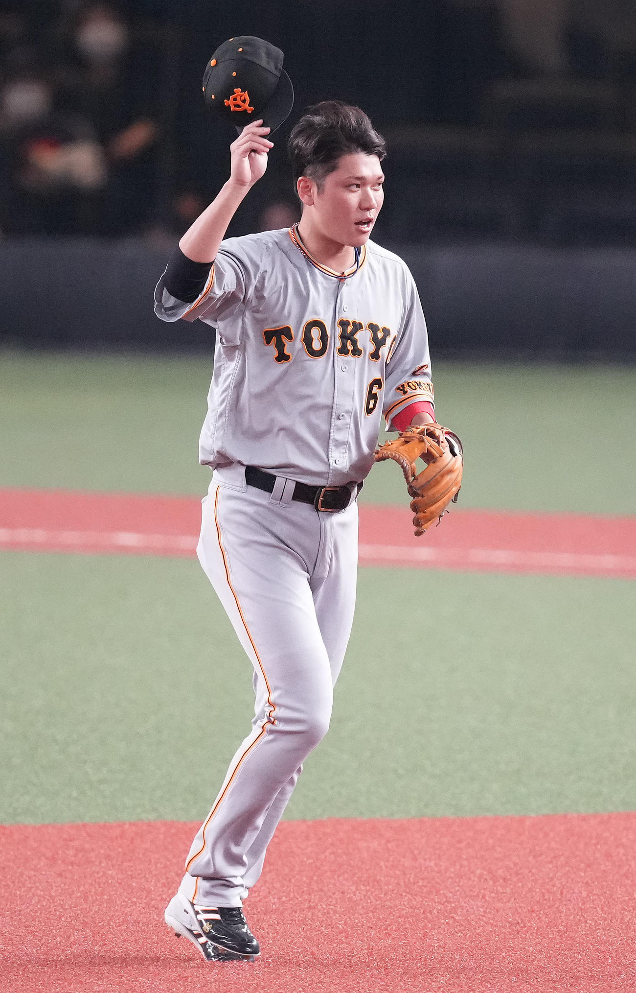 西武対巨人　1回裏、守備位置に向かう坂本（撮影・鈴木みどり）
