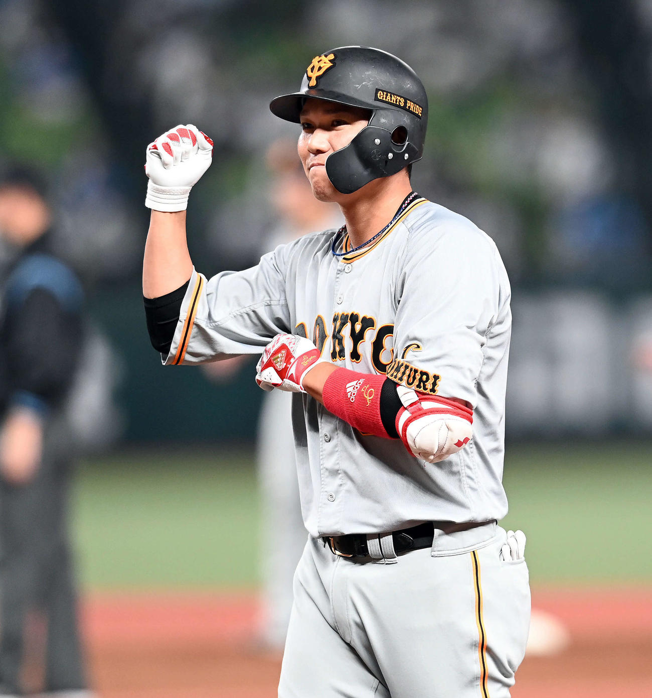 西武対巨人　3回表巨人2死一、二塁、左前に先制の適時打を放ち笑顔を見せる坂本（撮影・たえ見朱実）
