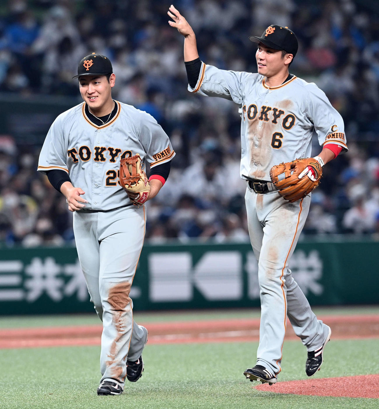 西武対巨人　5回裏終了で岡本和（左）と一緒にベンチに下がる巨人坂本（撮影・たえ見朱実）