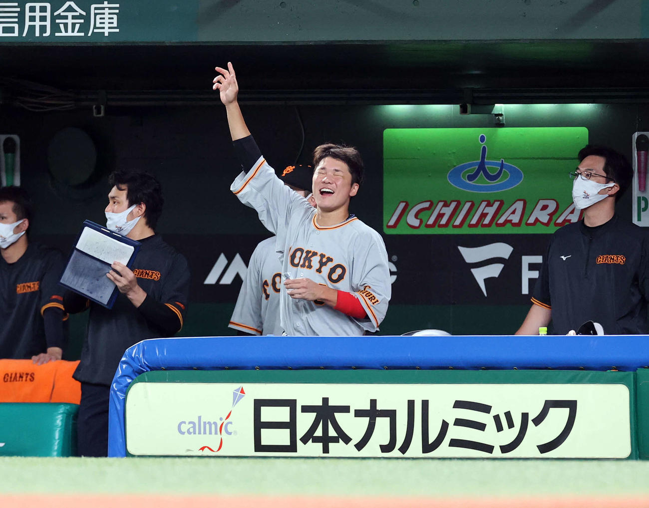 西武対巨人　7回表巨人2死一、三塁、立岡が適時打を放ち、ベンチで感無量の表情で喜ぶ坂本（撮影・浅見桂子）