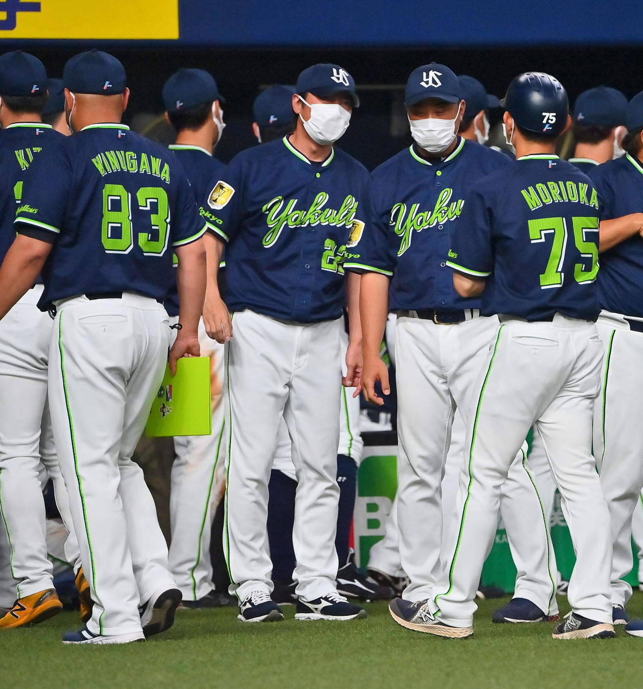 オリックス対ヤクルト　オリックスに勝利しナインとタッチを交わすするヤクルト高津臣吾監督（中央）（撮影・和賀正仁）
