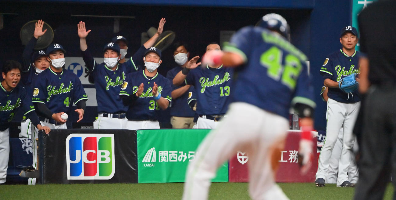 オリックス対ヤクルト　2回表ヤクルト2死一塁、内山の二塁打で坂口が生還し喜ぶヤクルトナイン（撮影・和賀正仁）