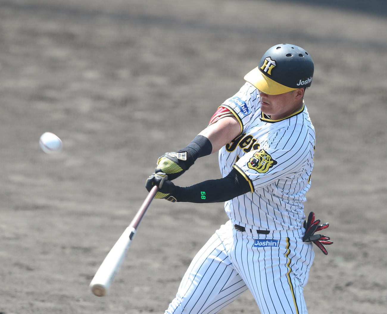 ウエスタン・リーグ阪神対オリックス　4回裏阪神1死一塁、前川は左越え2点本塁打を放つ（撮影・白石智彦）
