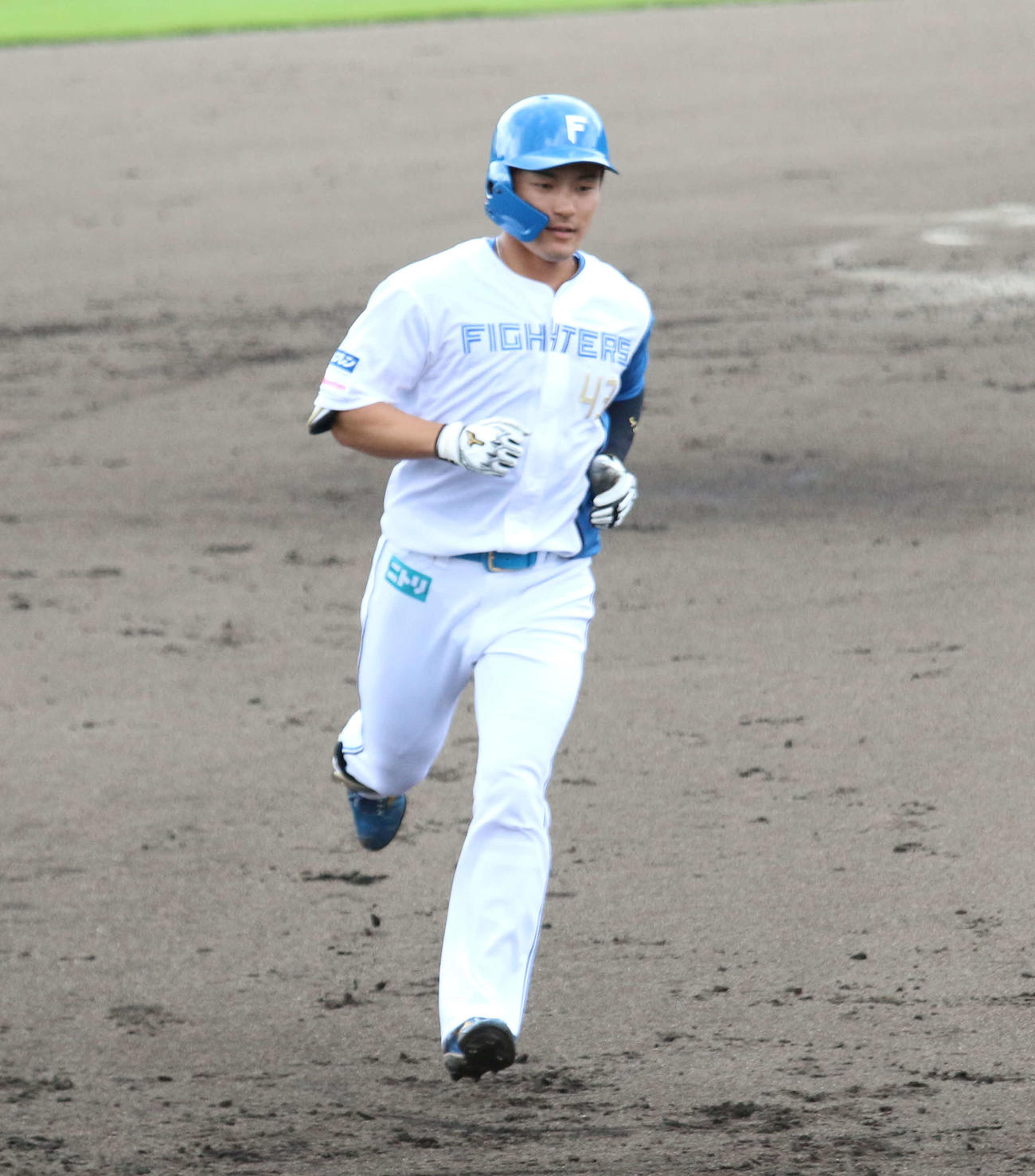 日本ハム対DeNA 3回裏日本ハム無死　右中間へ2試合連続となる3号ソロを放った水野（撮影・木下大輔）