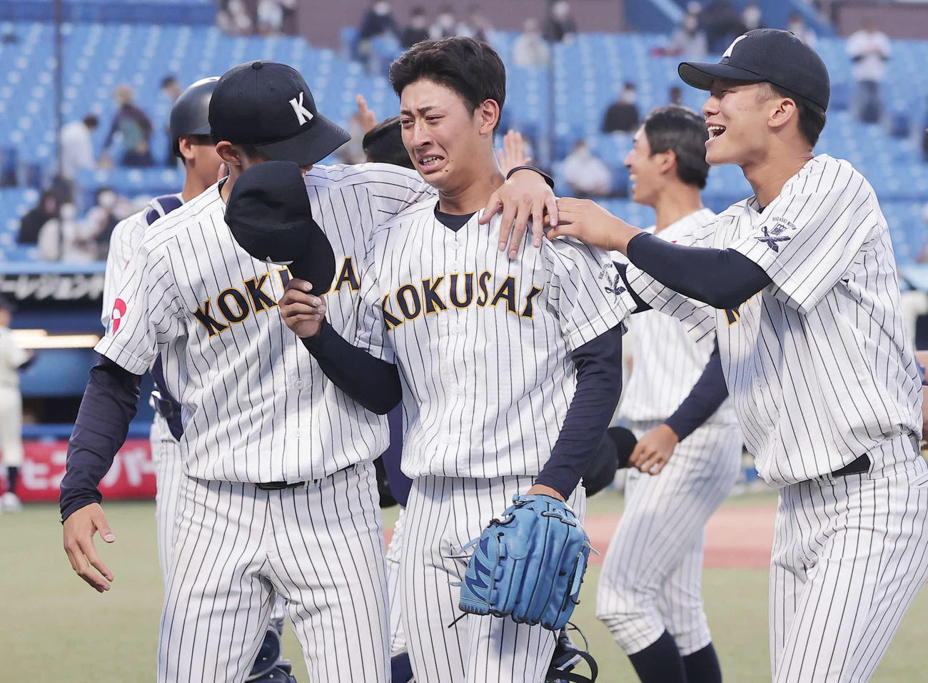 大商大対東日本国際大　完投勝利で準決勝進出を決め涙の東日本国際大・大山凌（中央）（撮影・野上伸悟）