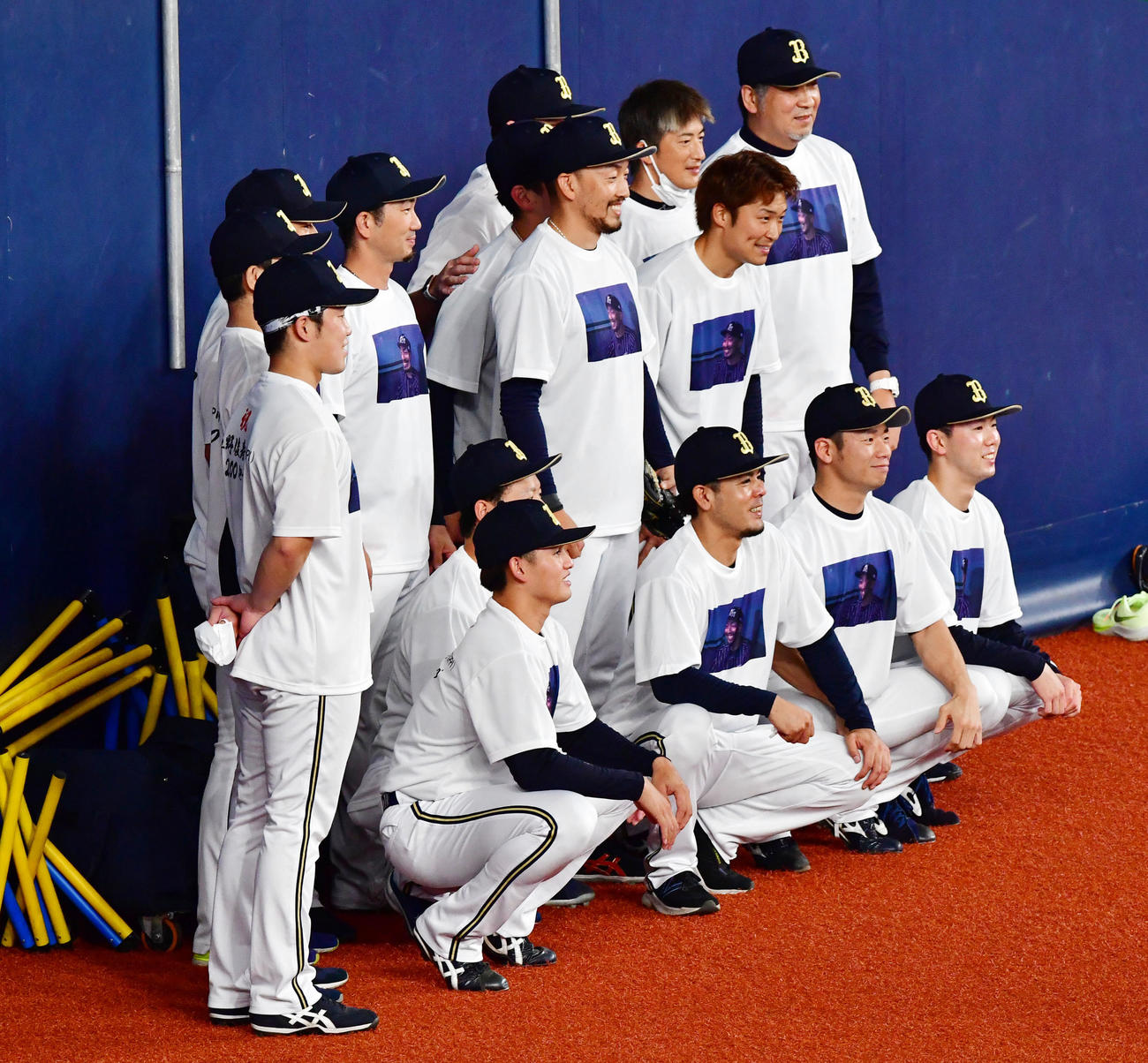 オリックス対阪神　NPB通算200セーブ達成記念Tシャツを着用し記念撮影を行う平野佳（中央）とオリックス投手陣（撮影・前岡正明）
