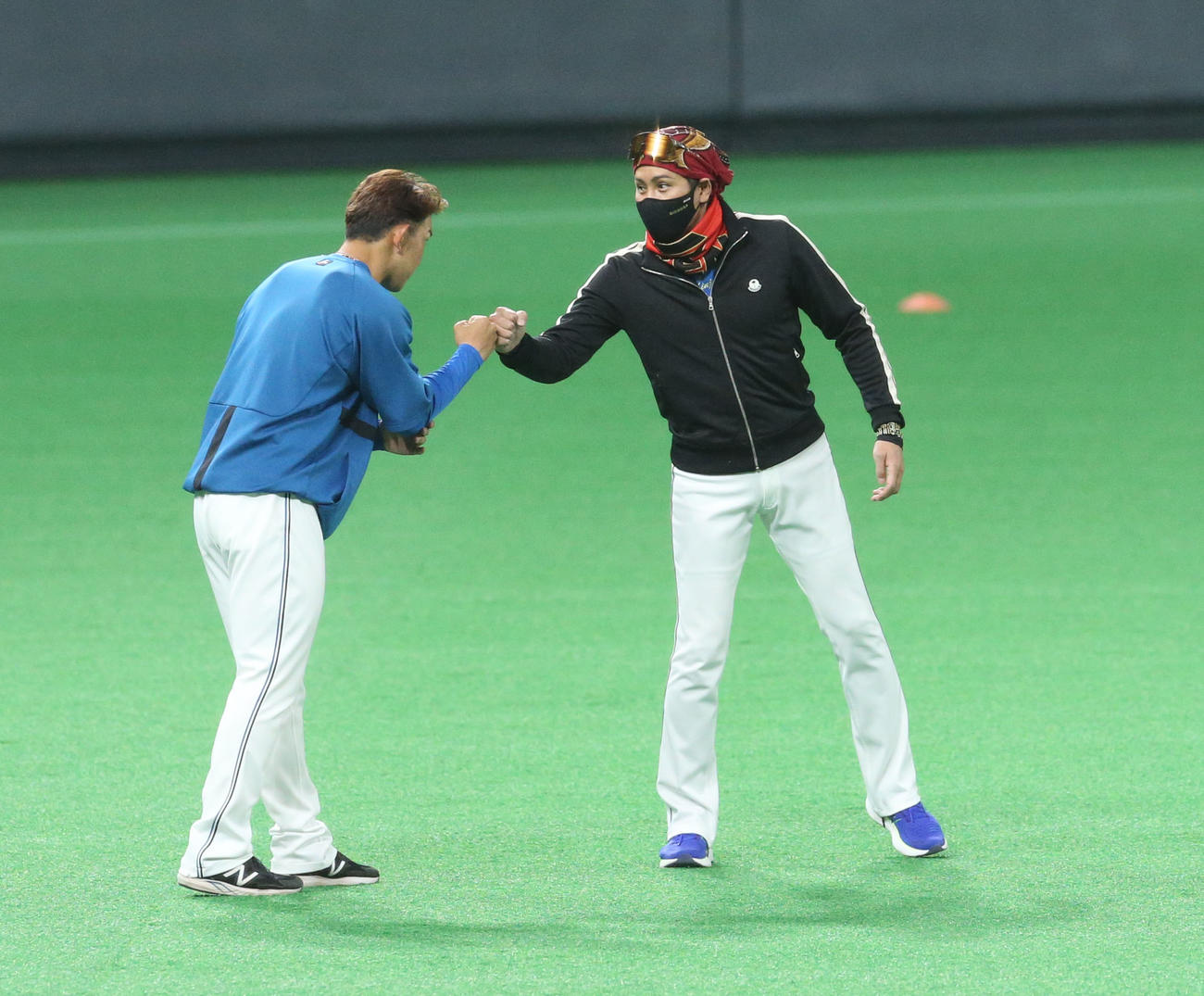 日本ハム対中日　試合前、グータッチを交わす日本ハム柿木（左）と新庄監督（撮影・佐藤翔太）