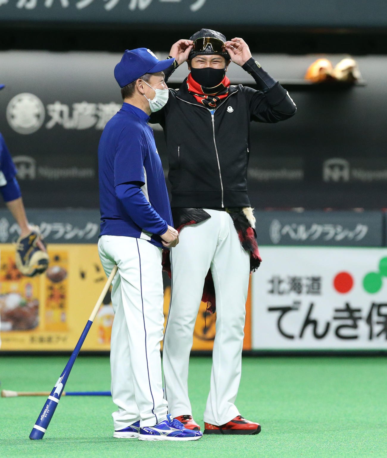 日本ハム対中日　試合前、談笑する中日立浪監督（左）と日本ハム新庄監督（撮影・佐藤翔太）
