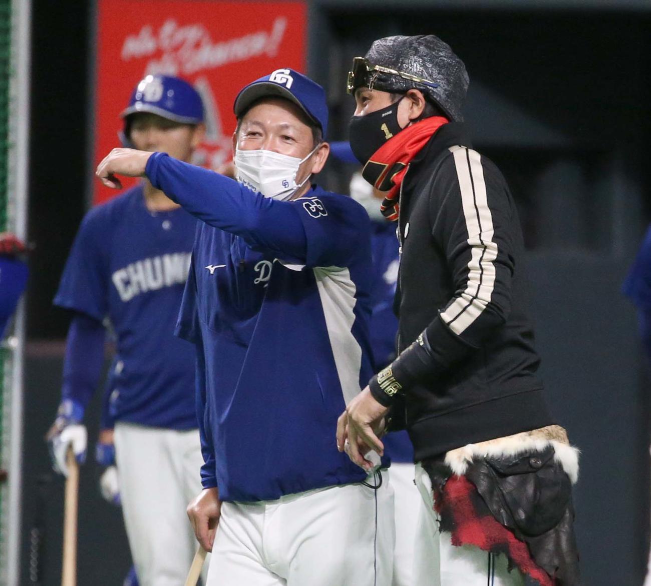 日本ハム対中日　試合前、立浪監督（左）と話す新庄監督（撮影・黒川智章）
