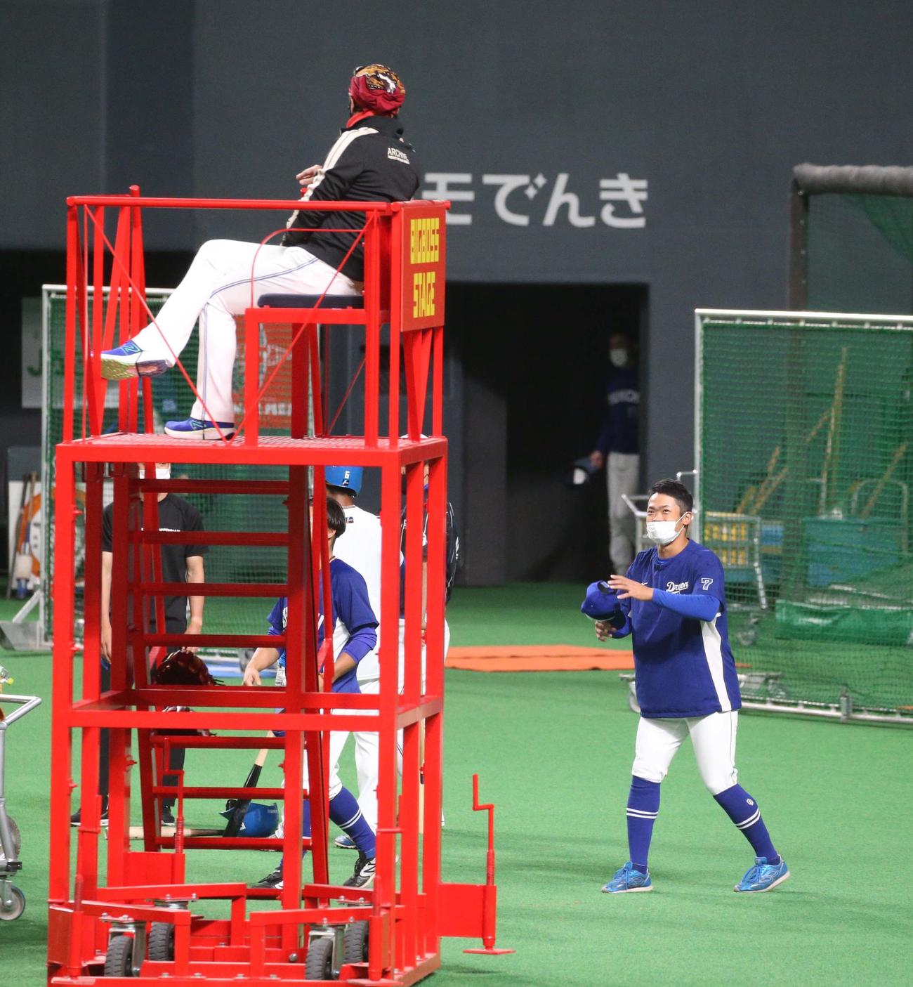 日本ハム対中日　新庄剛志監督にあいさつする根尾（撮影・黒川智章）