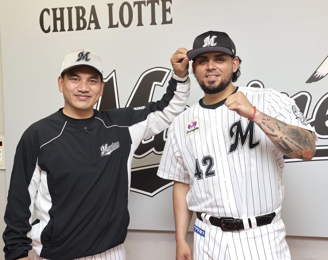 入団会見を行ったロッテ・オスナ（右）と井口監督