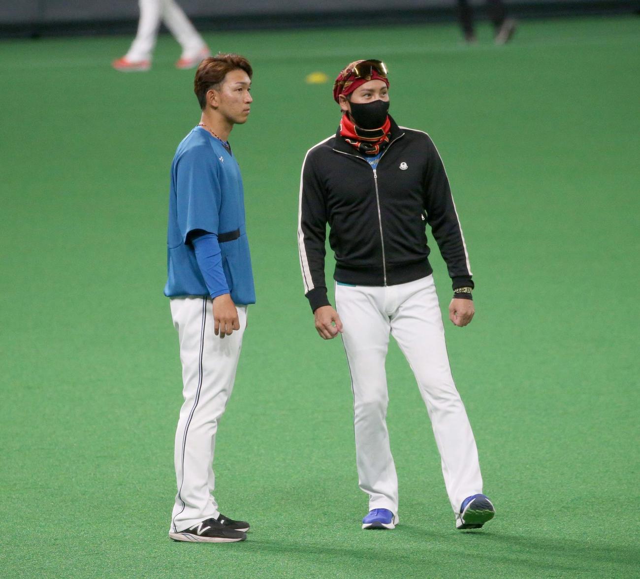 日本ハム対中日　柿木と話す新庄監督（撮影・黒川智章）