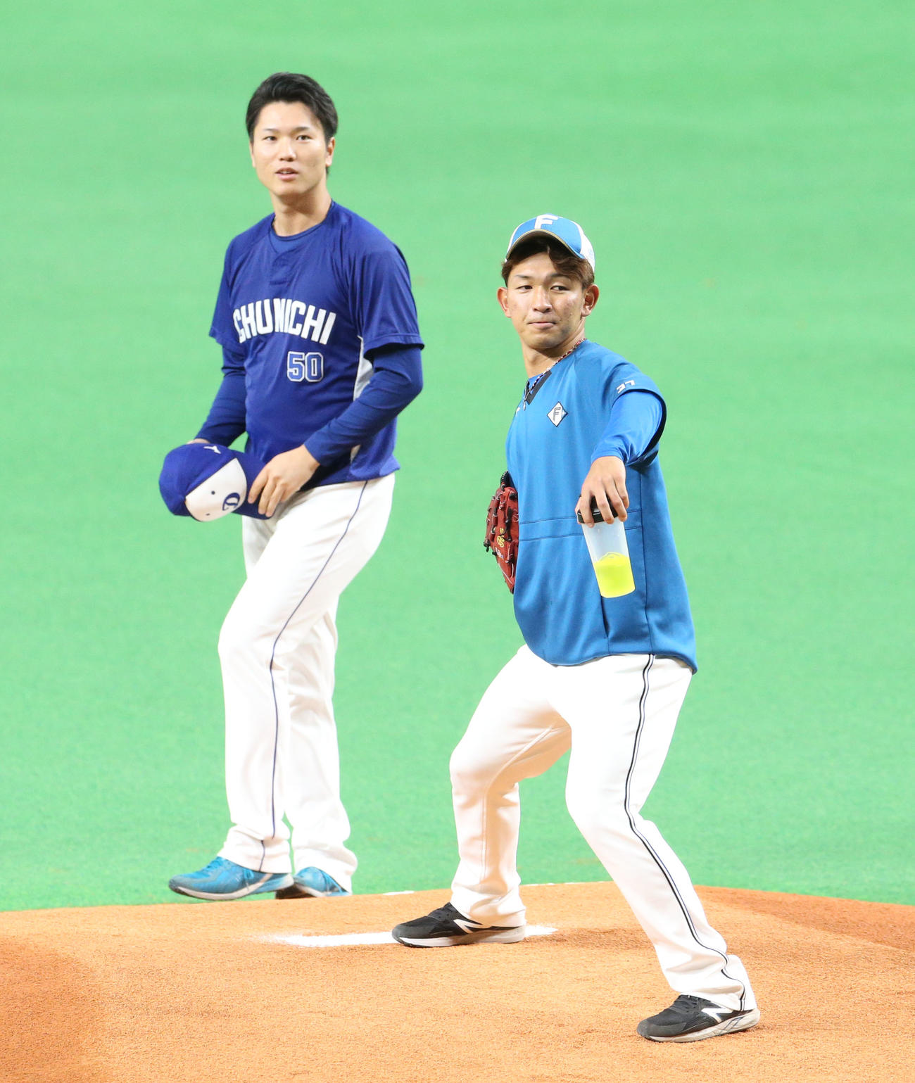 日本ハム対中日　試合前、札幌ドームのマウンドの感触を確かめる日本ハム柿木。左後方は中日清水（撮影・佐藤翔太）